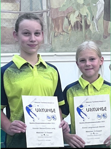 Hannah Steiner und Emma Lang mit Urkunden